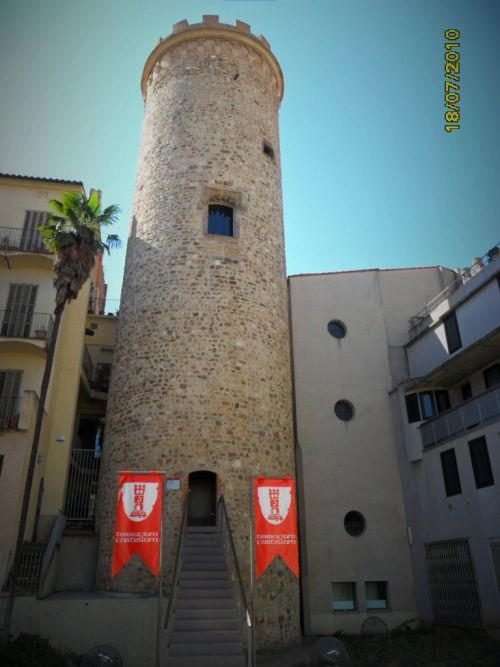 Fotolog de piter120: Una Torre Entre Dos Casas